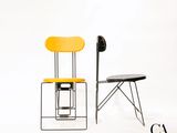 deux chaises assises l'une à côté de l'autre sur une surface blanche