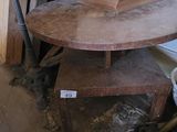 une table sur laquelle se trouve un livre, dans une pièce