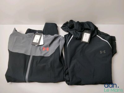 deux survêtements Under Armour pour homme, l'un noir et l'autre gris