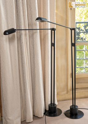 deux lampadaires placés près d'une fenêtre