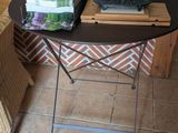 une petite table sur laquelle est posé un ordinateur portable