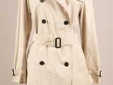 une photo d'un trench-coat sur un mannequin