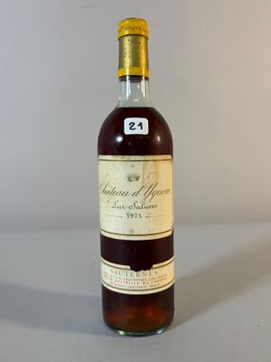 l'image d'une bouteille de vin posée sur une table