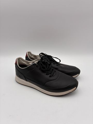 LACOSTE - Paire de baskets noirs. Taille 38. Bon état d’usage