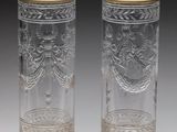 une paire de vases en cristal taillé à bordure dorée