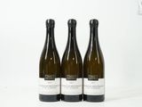 trois bouteilles de vin posées sur une table l'une à côté de l'autre