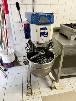 une image d'une cuisine avec un mixeur à l'intérieur