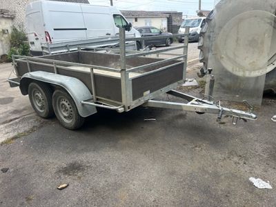 une photo d'une remorque garée sur un parking