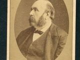 une vieille photo d'un homme barbu en costume et nœud papillon