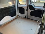 une camionnette blanche avec une plate-forme à l'arrière