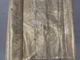 un morceau de tissu doré sur le siège d'une voiture