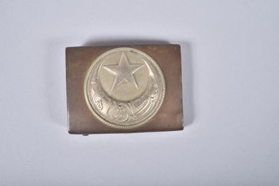 une pièce d'argent sur laquelle figure une étoile, sur un fond blanc