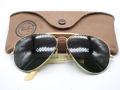 Lunettes de soleil Ray-Ban avec étui, sur fond blanc, avec un étui en cuir marron