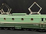 un train vert posé sur une table noire