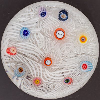 une assiette blanche sur laquelle sont représentées des fleurs de différentes couleurs