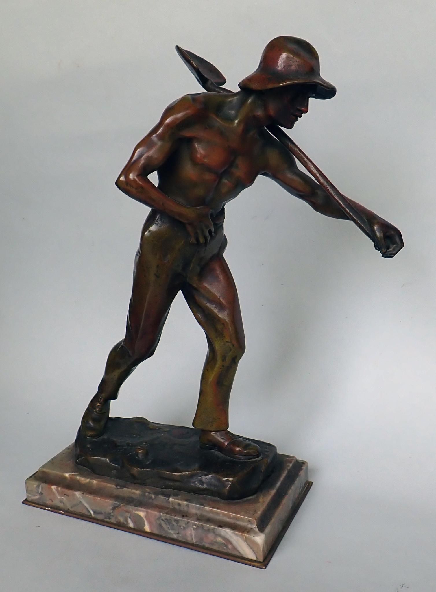 G. HERVOIL (XIX°-XX°), Le terrassier, groupe en bronze sur une base en marbre à bec de corbin, signé sur la terrasse,...