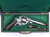 un vieux pistolet dans un étui, muni d'une crosse en bois et d'une crosse en bois