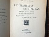 deux livres posés sur une étagère en bois