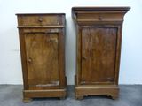 une paire de tables de chevet anciennes en bois, avec des tiroirs de chaque côté