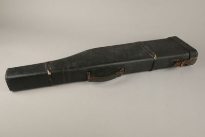une mallette noire posée sur une table blanche