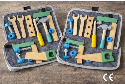deux valises contenant des outils, posées sur une table