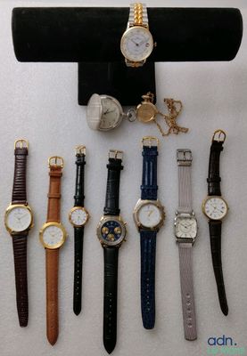 de nombreuses montres exposées sur un présentoir