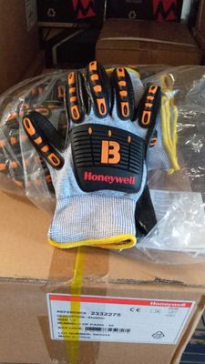 une boîte sur laquelle est posée une paire de gants de travail