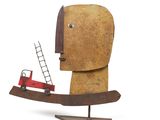une sculpture représentant un homme avec une échelle sur laquelle se trouve un camion