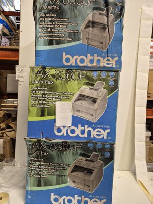 deux boîtes d'imprimantes Brother sont empilées l'une sur l'autre