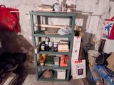 une pièce dans laquelle se trouve une étagère sur laquelle sont posés tout un tas d'objets