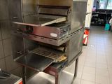Dans une cuisine, plusieurs fours sont empilés les uns sur les autres