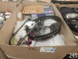 une boîte en carton contenant un ventilateur et d'autres objets