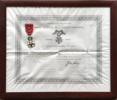 une image représentant un certificat orné d'un ruban rouge et d'une médaille