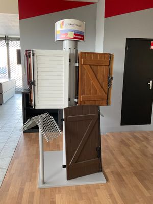une pièce dans laquelle se trouvent de nombreux types de portes différents