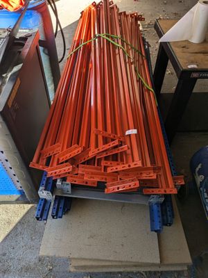 une pile de tuyaux orange posée sur une table