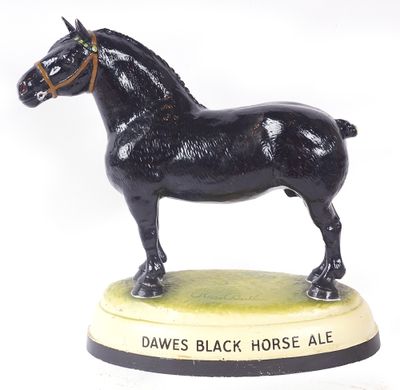 une statue représentant un cheval noir debout sur un socle