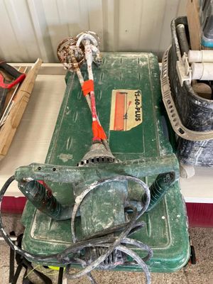 Un lot pour carreleur comprenant : scie cloches, carrelette …