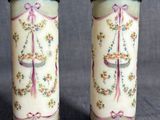 deux vases décorés de fleurs