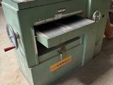une machine posée sur le sol d'une pièce