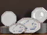 une pile d'assiettes ornées de motifs bleus et blancs