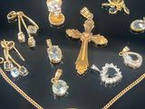 de nombreux bijoux en or et en argent sur un fond noir
