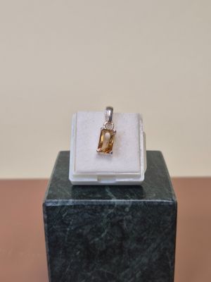 une image d'une bague sertie d'une pierre jaune