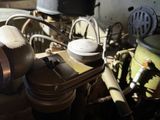 un gros plan d'une machine recouverte de nombreux fils