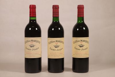 trois bouteilles de vin rouge posées côte à côte sur une table