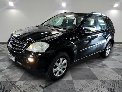 une photo d'un SUV Mercedes noir garé dans un garage