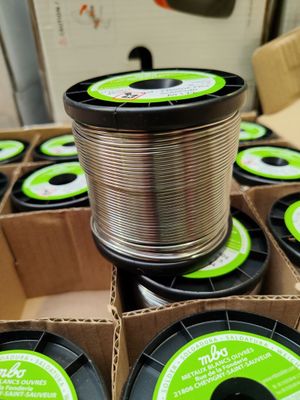 Plusieurs bobines de fil métallique en bobines sont empilées les unes sur les autres