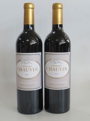 deux bouteilles de vin rouge posées l'une à côté de l'autre sur une table