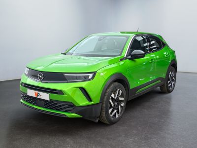 un SUV Toyota C-HR vert garé dans un showroom