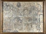 Une vieille carte du monde est exposée dans un cadre en bois.