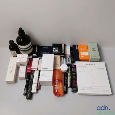 un grand nombre d'éléments différents sur la table